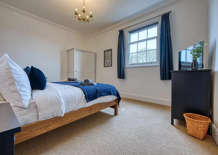 2 Bed Stunning Chic Modern Spacious Apt, Ocean Village, Southampton - Plenty Of Parking - By Blue Puffin Stays