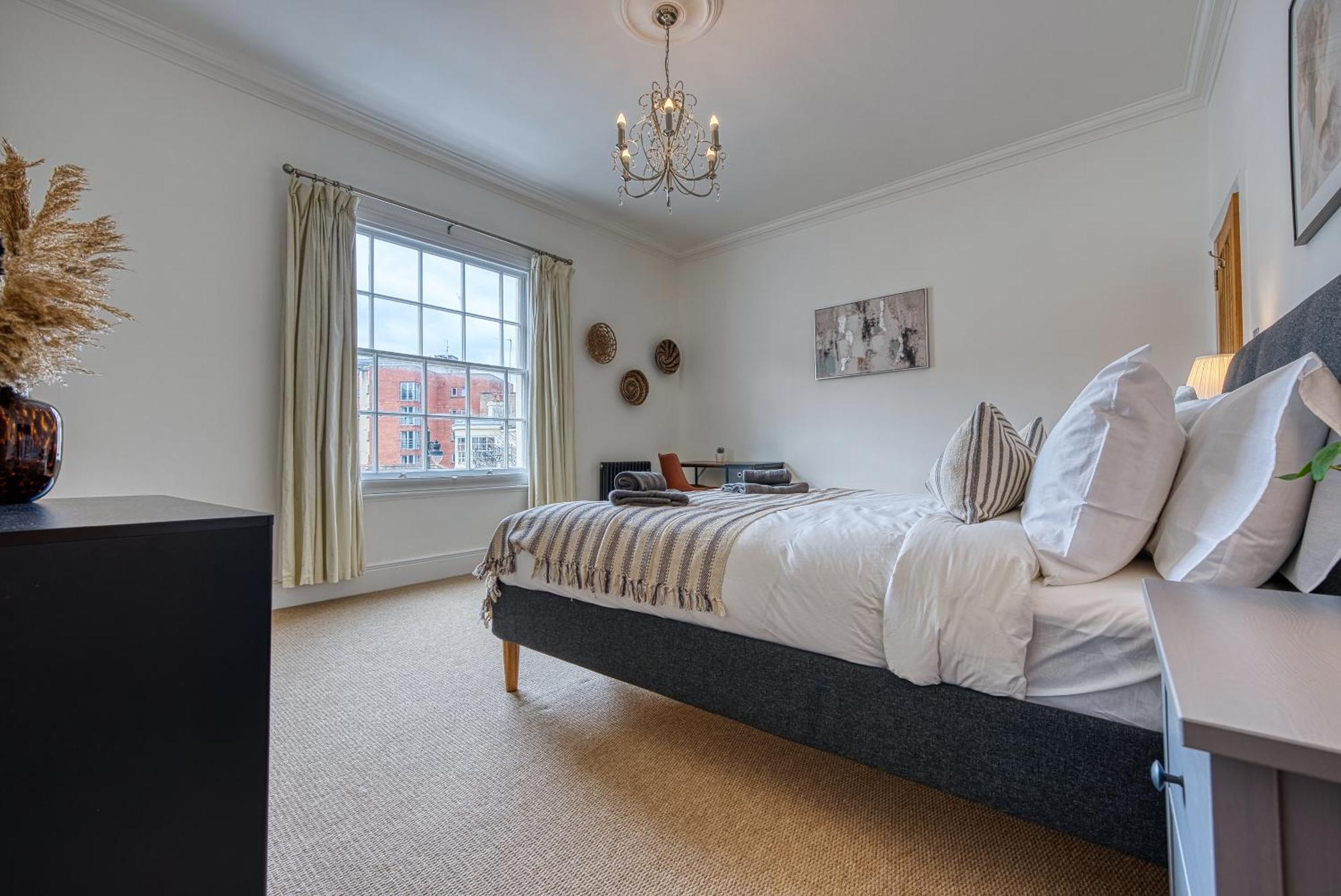 2-bedroom Stunning, Modern & Spacious Apartment, Near Ocean Village, Southampton, Summer Offer Available - By Blue Puffin Appartement *
