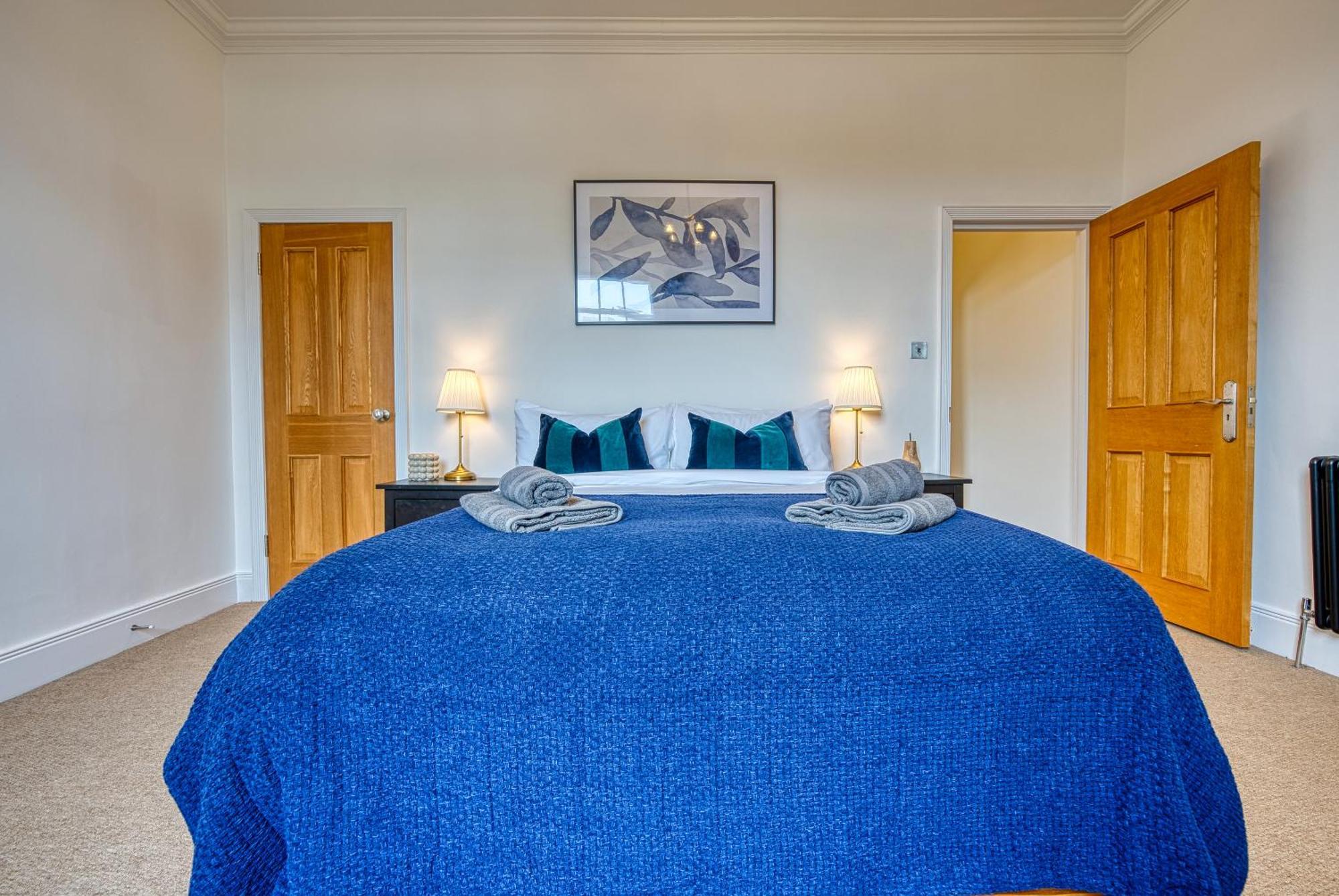 Apartment 2 Bed Stunning Chic Modern Spacious Apt, Ocean Village, - Plenty Of Parking - By Blue Puffin *