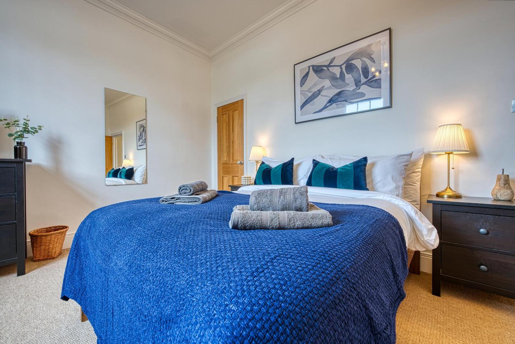 Apartment 2 Bed Stunning Chic Modern Spacious Apt, Ocean Village, - Plenty Of Parking - By Blue Puffin