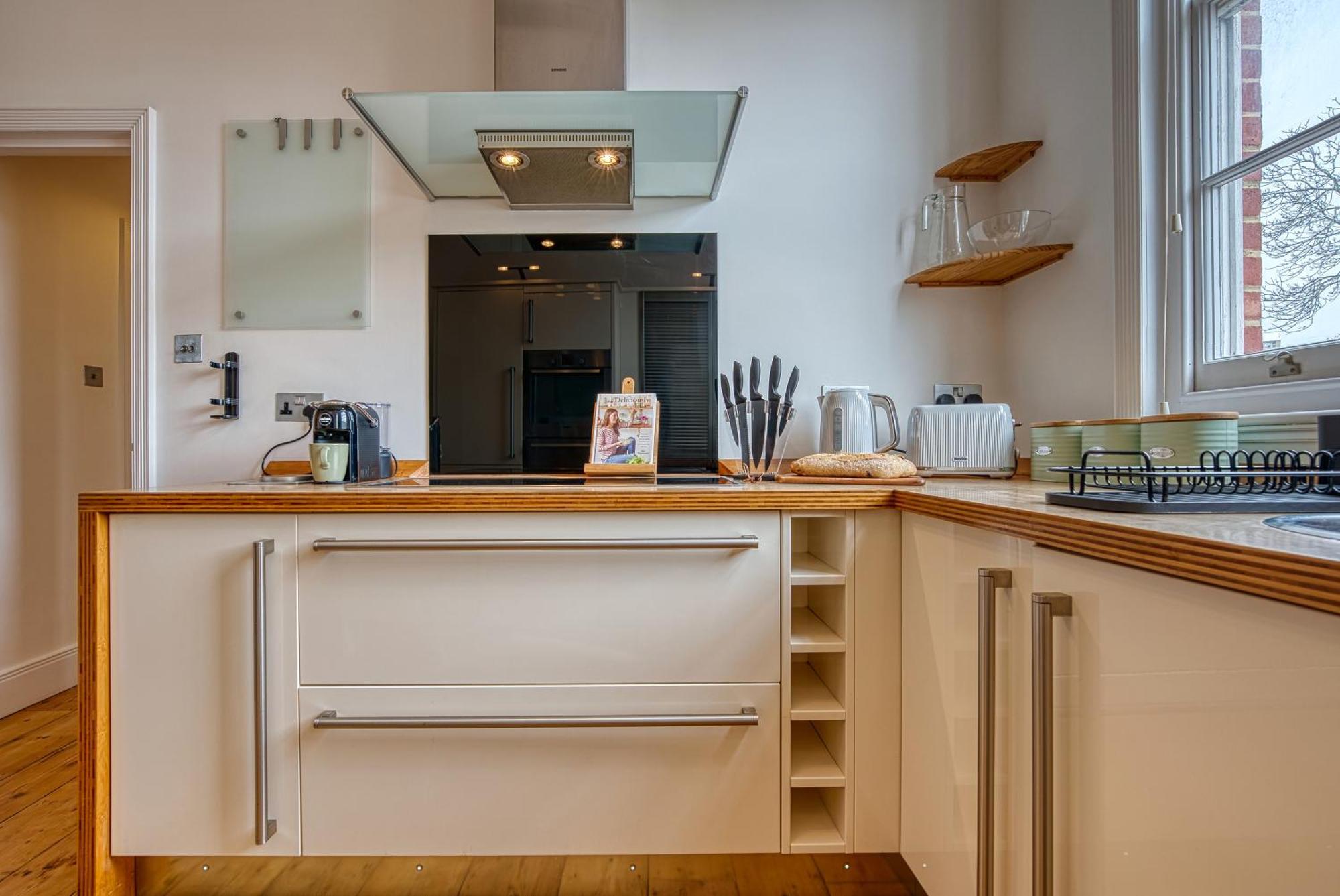 2-bedroom Stunning, Modern & Spacious Apartment, Near Ocean Village, Southampton, Summer Offer Available - By Blue Puffin Southampton