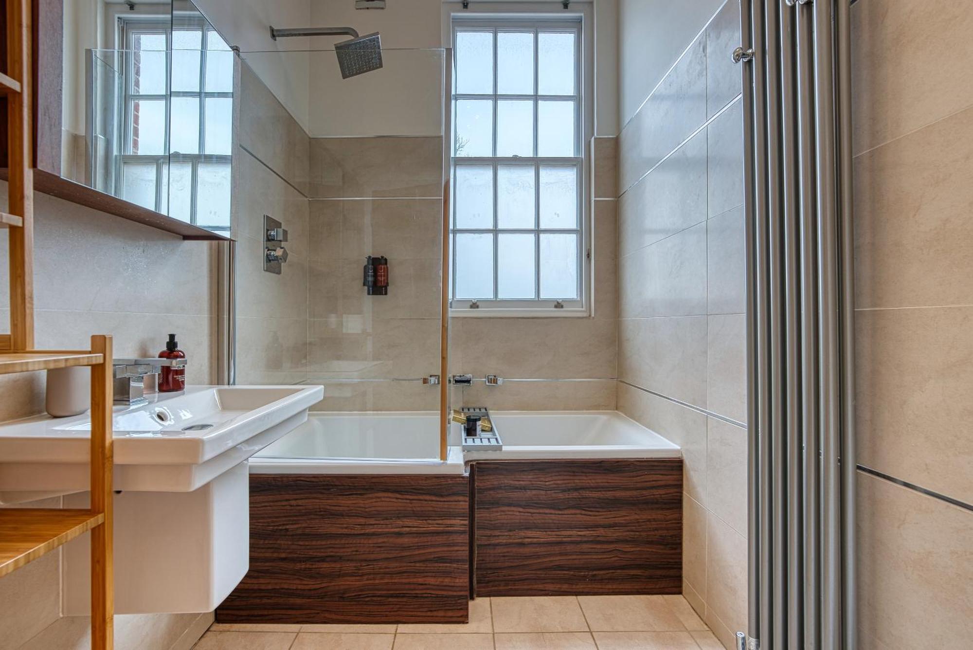 2 Bed Stunning Chic Modern Spacious Apt, Ocean Village, - Plenty Of Parking - By Blue Puffin * Southampton