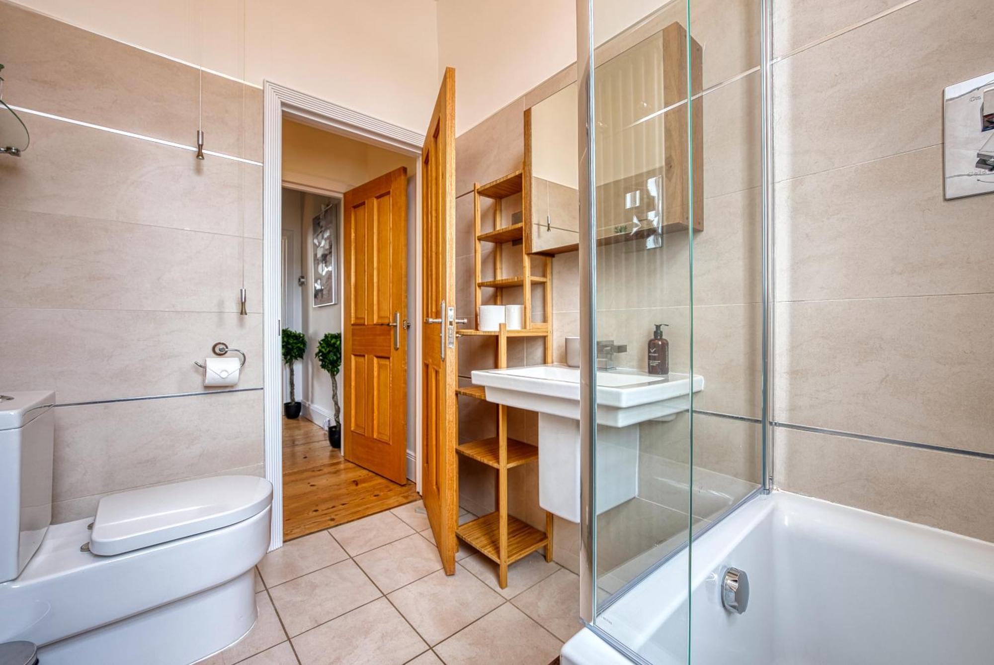 2 Bed Stunning Chic Modern Spacious Apt, Ocean Village, - Plenty Of Parking - By Blue Puffin *