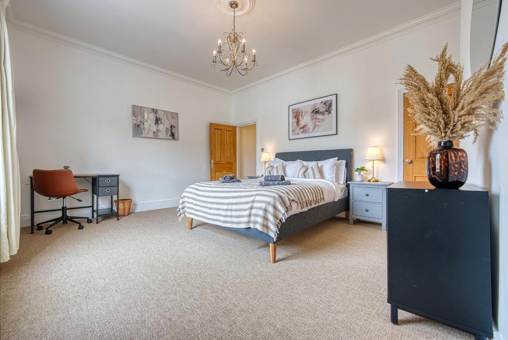 2 Bed Stunning Chic Modern Spacious Apt, Ocean Village, - Plenty Of Parking - By Blue Puffin Apartment