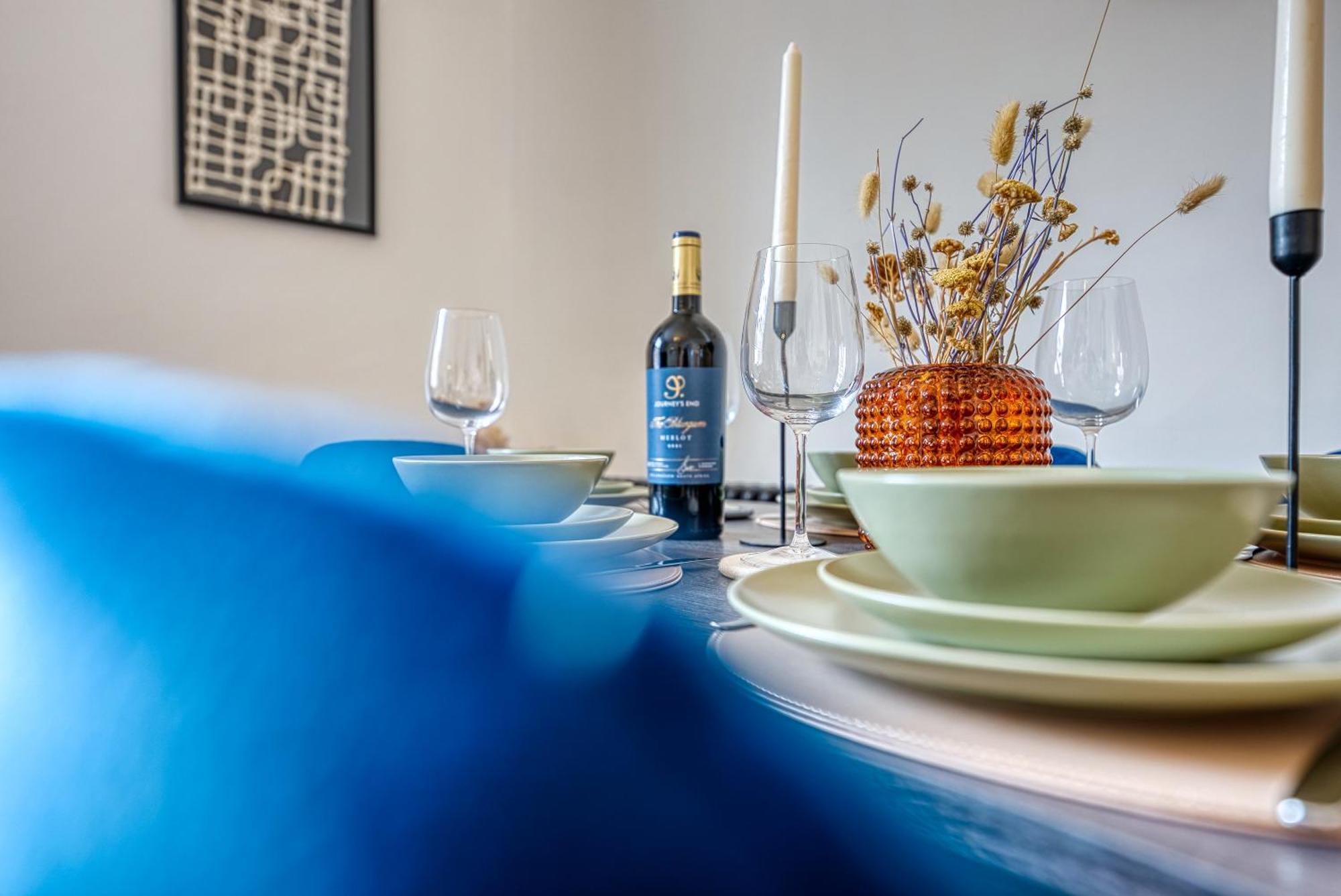 Apartment 2 Bed Stunning Chic Modern Spacious Apt, Ocean Village, - Plenty Of Parking - By Blue Puffin *