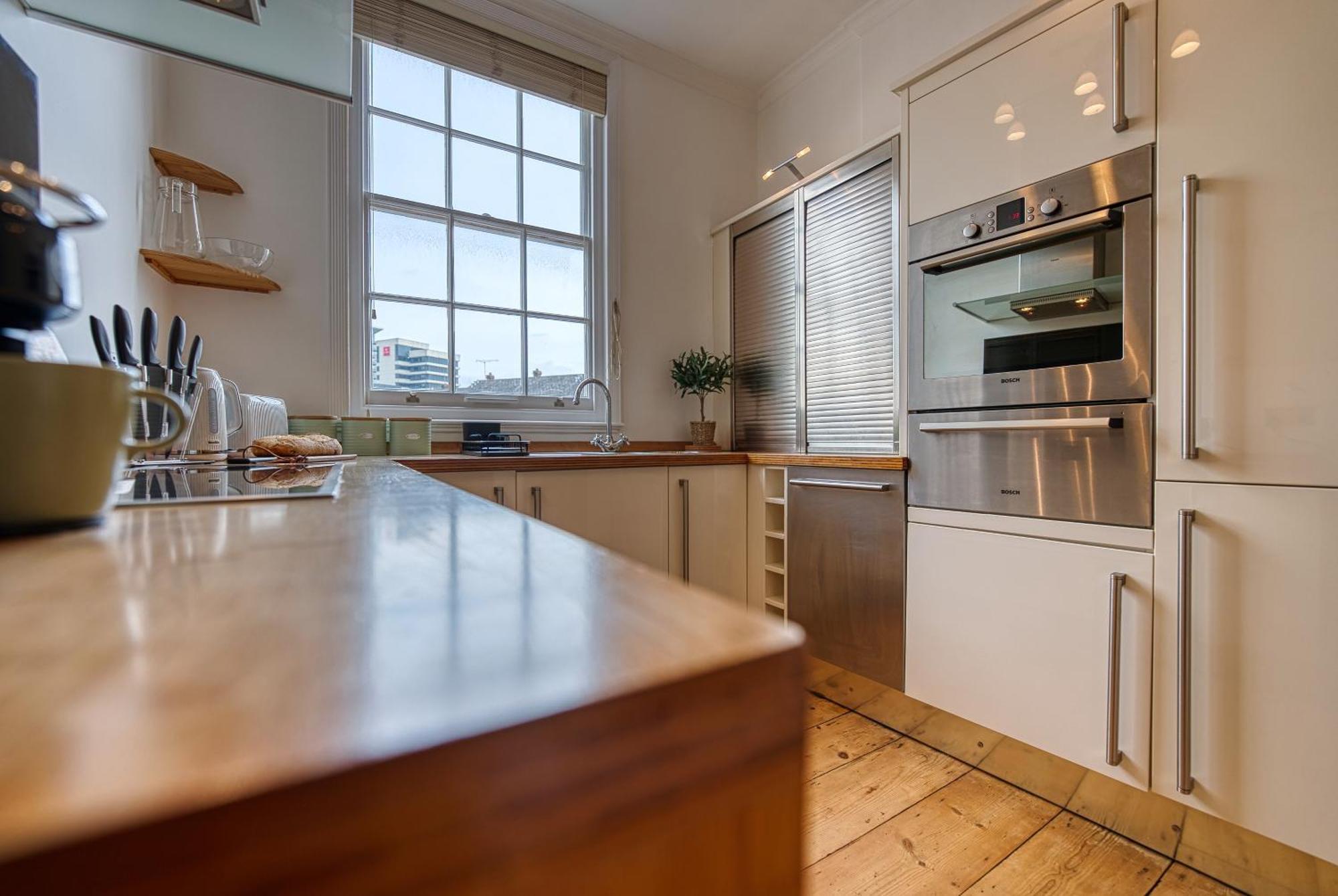 2-bedroom Stunning, Modern & Spacious Apartment, Near Ocean Village, Southampton, Summer Offer Available - By Blue Puffin Appartement Southampton