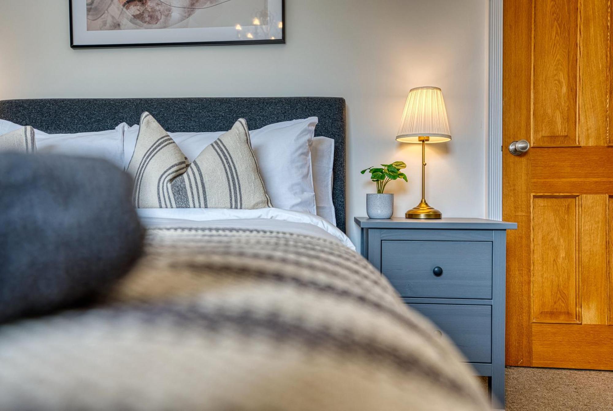 2 Bed Stunning Chic Modern Spacious Apt, Ocean Village, - Plenty Of Parking - By Blue Puffin Apartment
