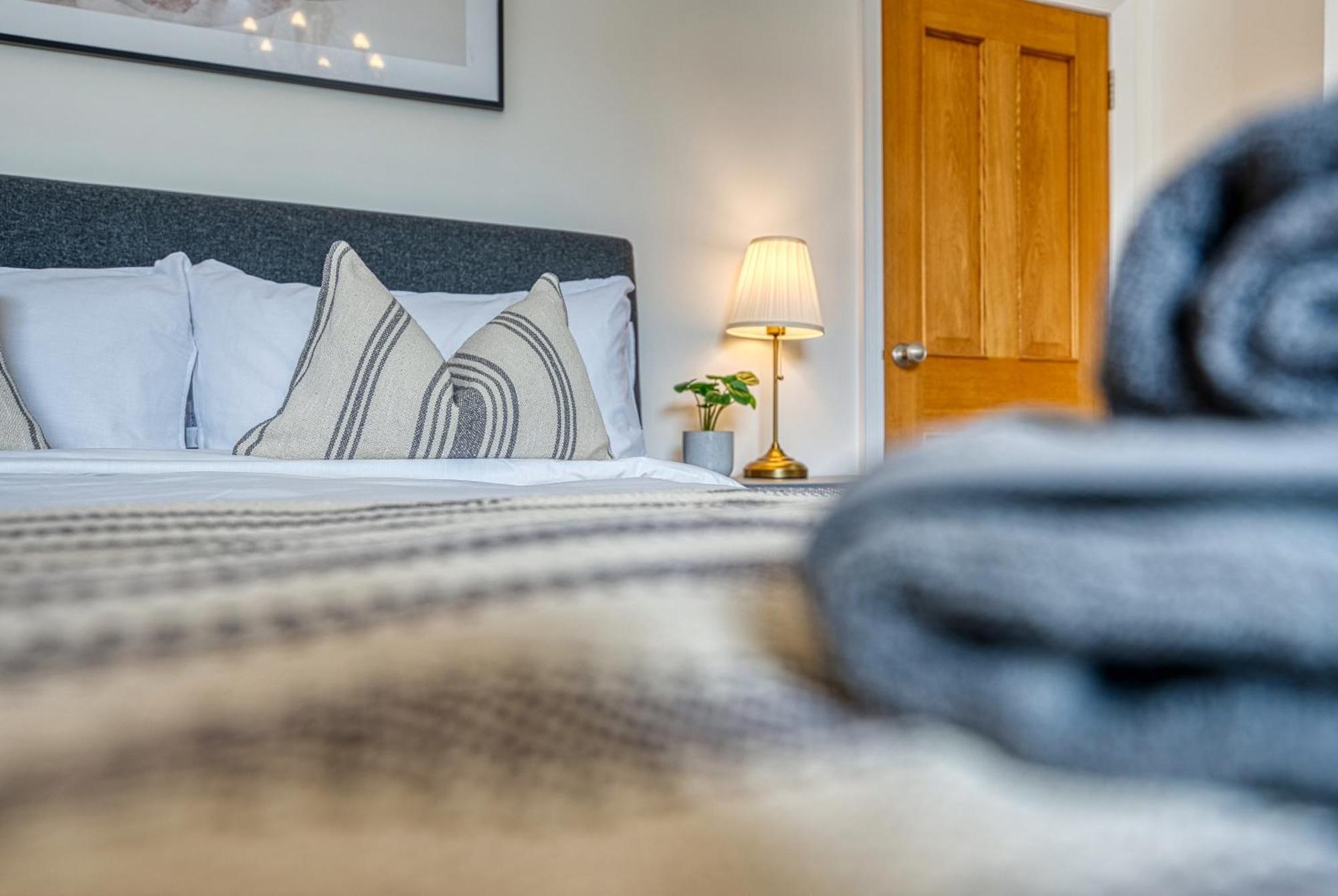 Apartment 2 Bed Stunning Chic Modern Spacious Apt, Ocean Village, - Plenty Of Parking - By Blue Puffin