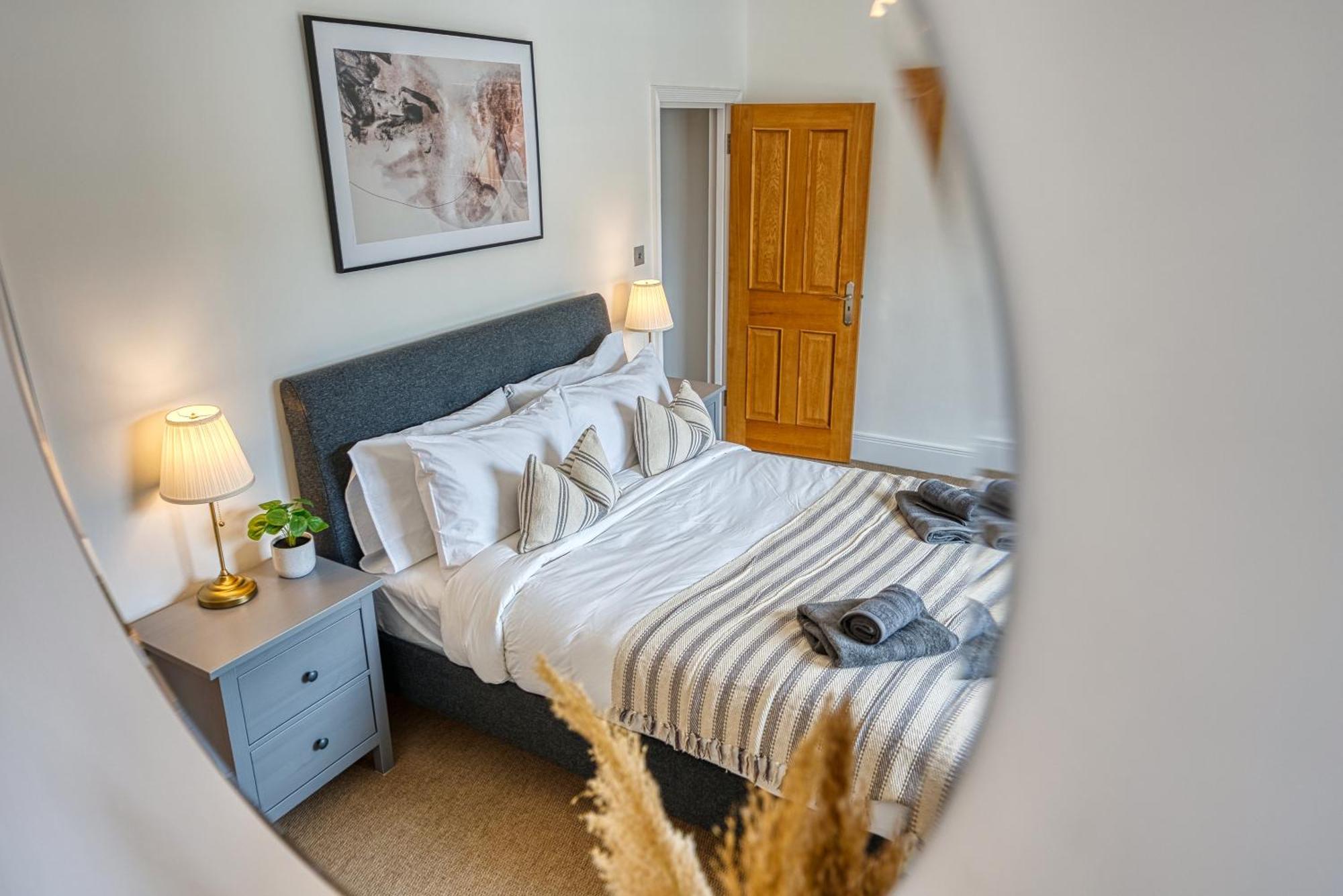2 Bed Stunning Chic Modern Spacious Apt, Ocean Village, - Plenty Of Parking - By Blue Puffin Apartment *
