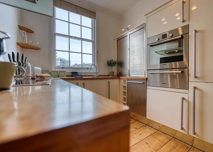 2-Bedroom Stunning, Modern & Spacious Apartment, Near Ocean Village, Central Southampton, Summer Offer Available - By Blue Puffin Stays