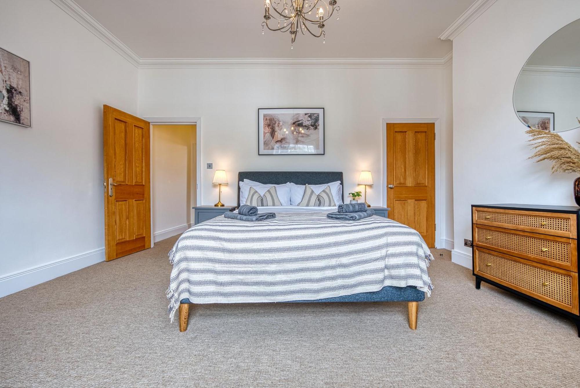 2-bedroom Stunning, Modern & Spacious Apartment, Near Ocean Village, Southampton, Summer Offer Available - By Blue Puffin Southampton
