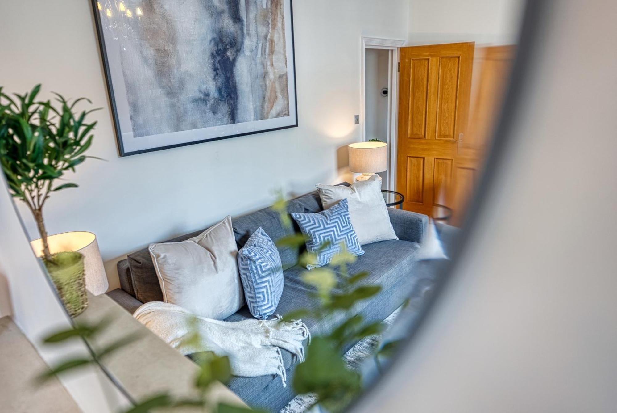 2-bedroom Stunning, Modern & Spacious Apartment, Near Ocean Village, Southampton, Summer Offer Available - By Blue Puffin * Southampton