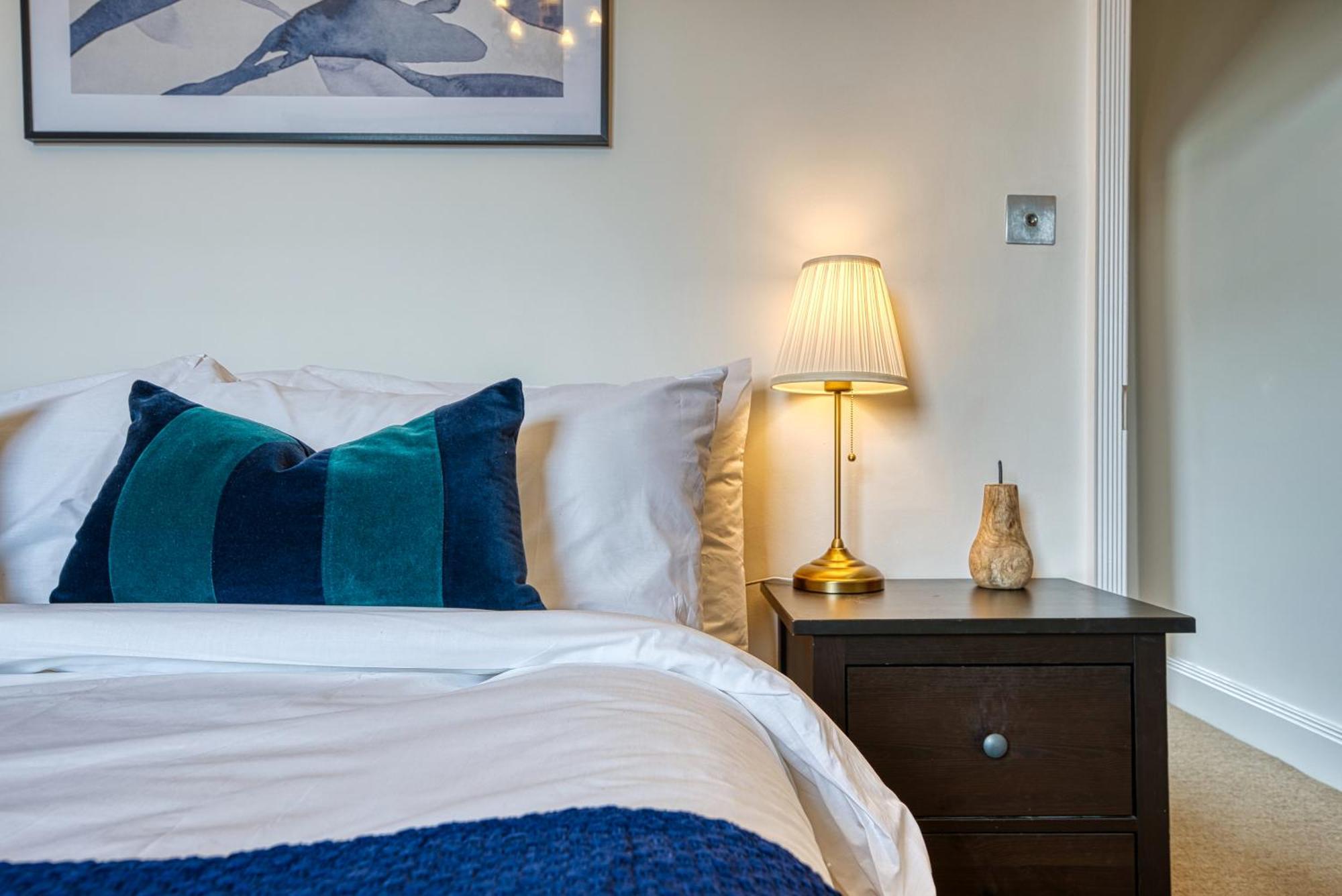 Apartment 2-bedroom Stunning, Modern & Spacious Apartment, Near Ocean Village, Southampton, Summer Offer Available - By Blue Puffin Southampton